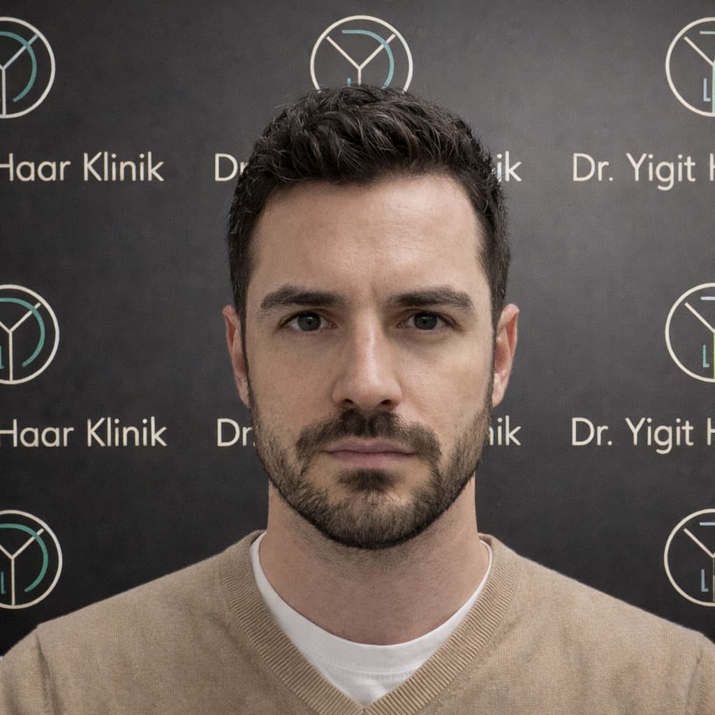 Mann nach erfolgreicher Haartransplantation